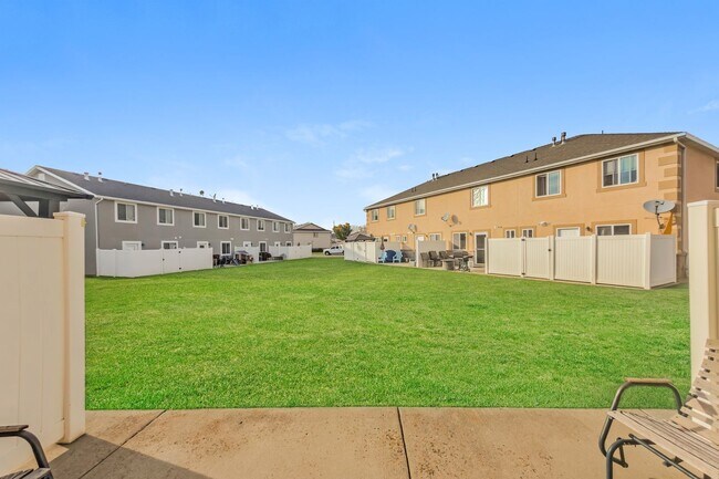 Building Photo - Charming 2 Bedroom Home with Modern Comforts and Pet-Friendly Living - Available NOW!