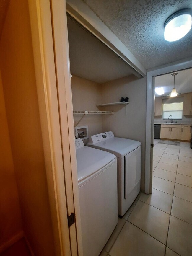 Building Photo - 1440 N Lawnwood Cir