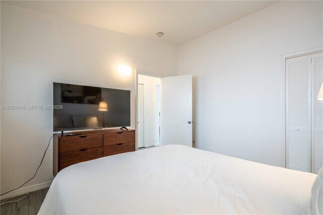 Building Photo - 1750 S Treasure Dr