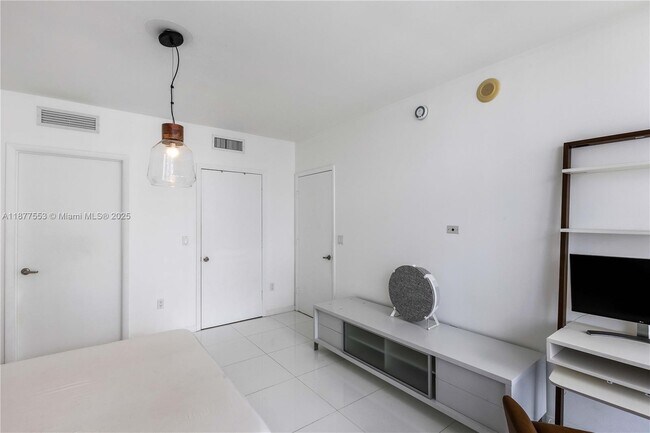 Building Photo - 475 Brickell Ave