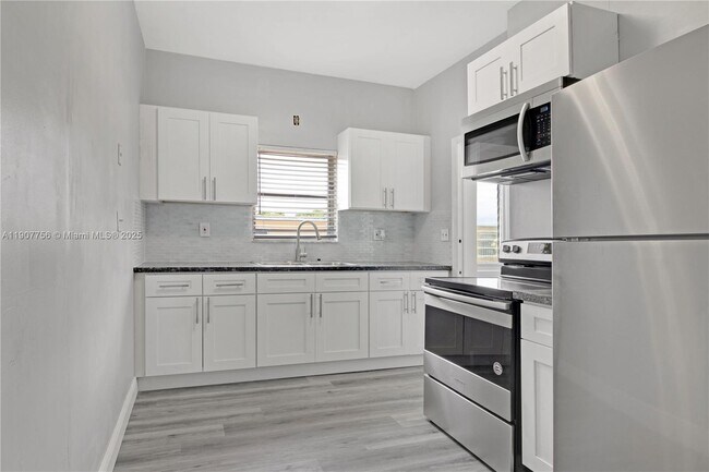 Building Photo - 327 SW 20th St