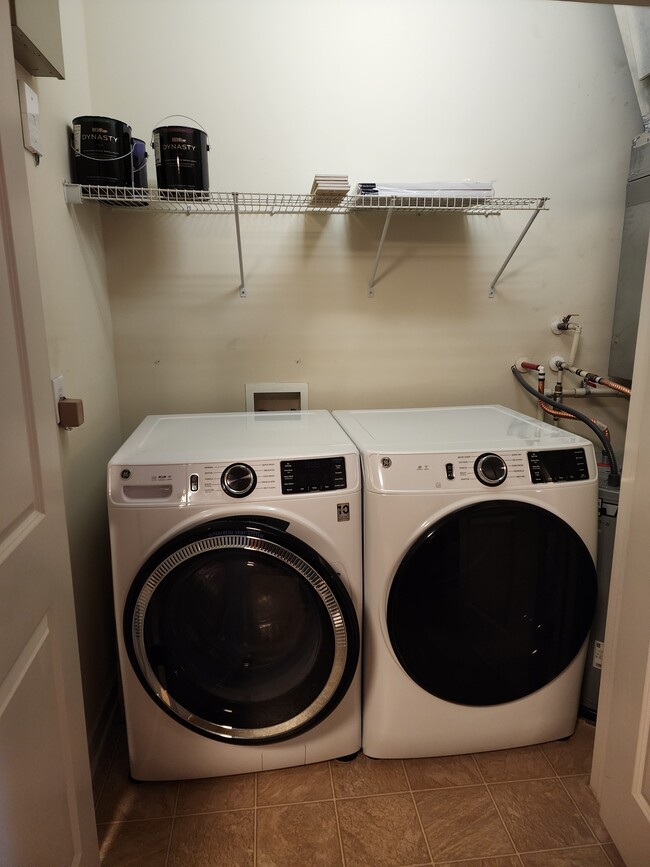 Building Photo - 7104 W Friendly Ave