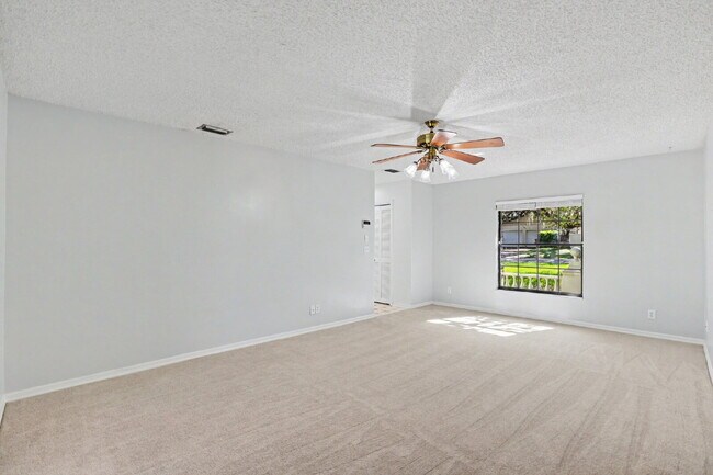 Building Photo - Recently Renovated 4-Bedroom + Den Pool Home in Temple Terrace