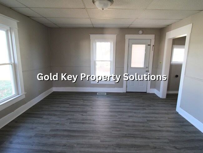 Building Photo - MUNCIE Updated 2 BR 1 BA House with New Fl...