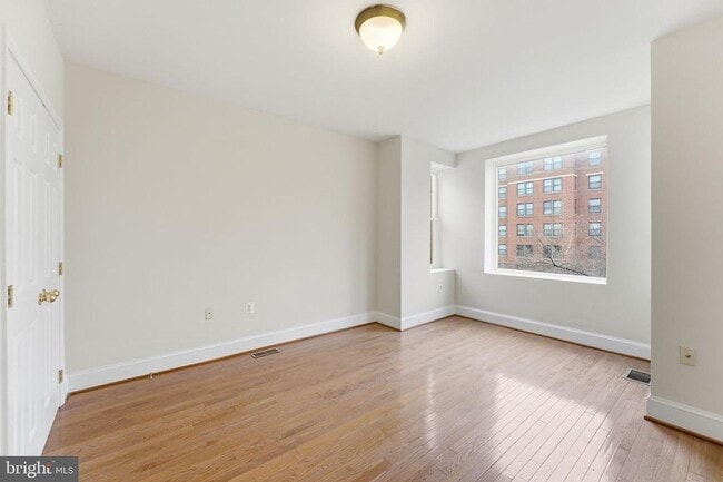 Building Photo - 1362 Irving St NW