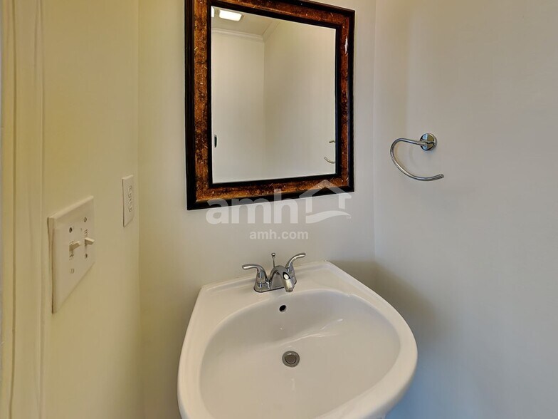 Building Photo - 112 Tiverton Woods Dr