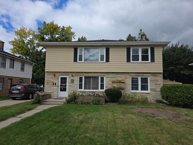 Primary Photo - Updated 3 bedroom West Allis upper