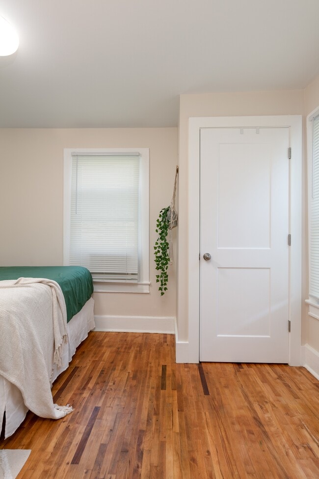 Building Photo - 215 E 8th St