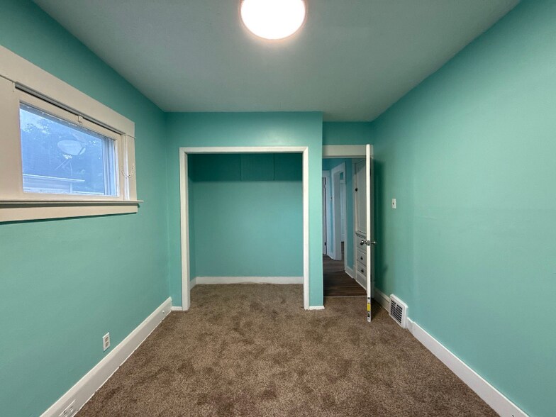 Building Photo - 4111 E 59th St