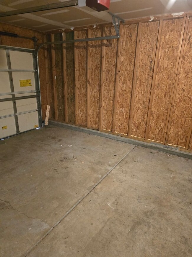 Building Photo - Located in Parkers Xing a home with 4BR/2....
