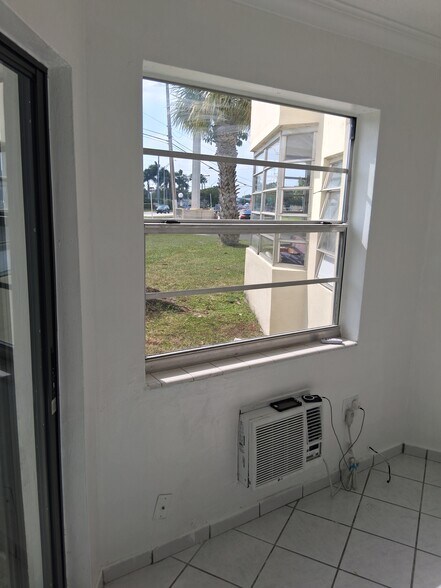 Building Photo - 1605 NE Miami Gardens Dr
