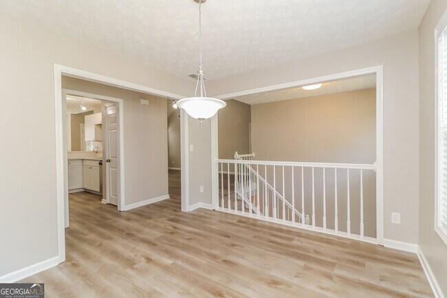 Building Photo - 2975 Northcliff Dr