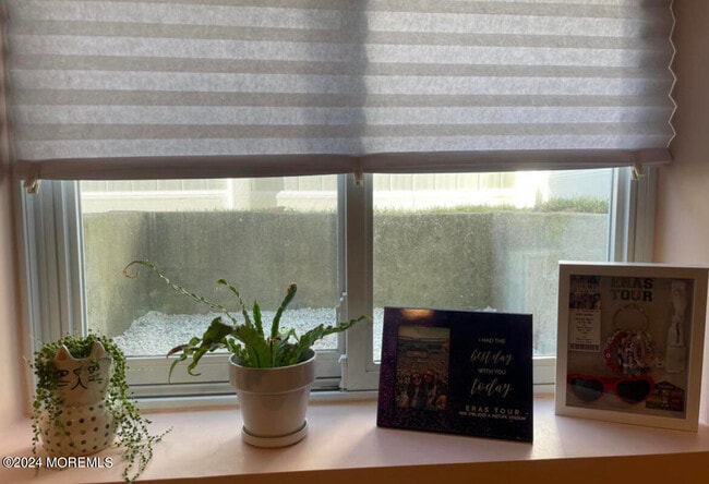 Building Photo - 509 Laurel Ave