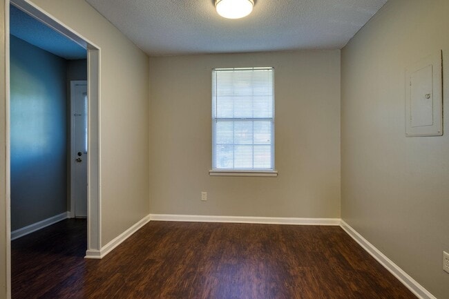 Building Photo - 1301 Neelys Bend Rd