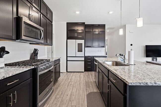 Building Photo - Modern Home in Brighton!