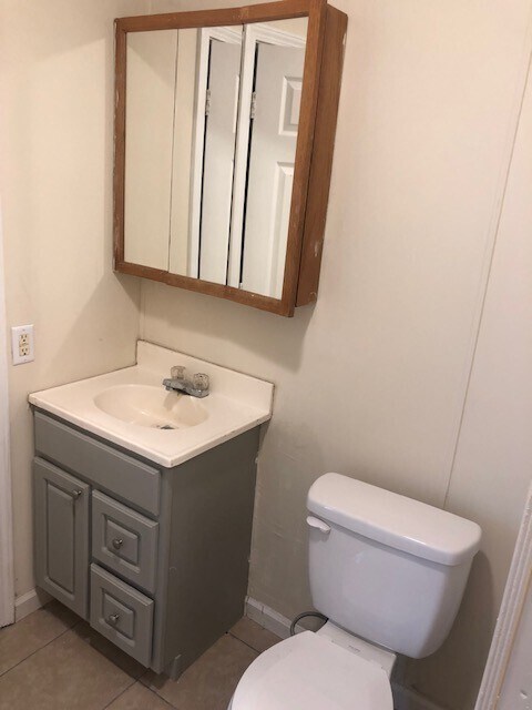 Building Photo - Recently Renovated 2 Bedroom 1 Bath Apartm...