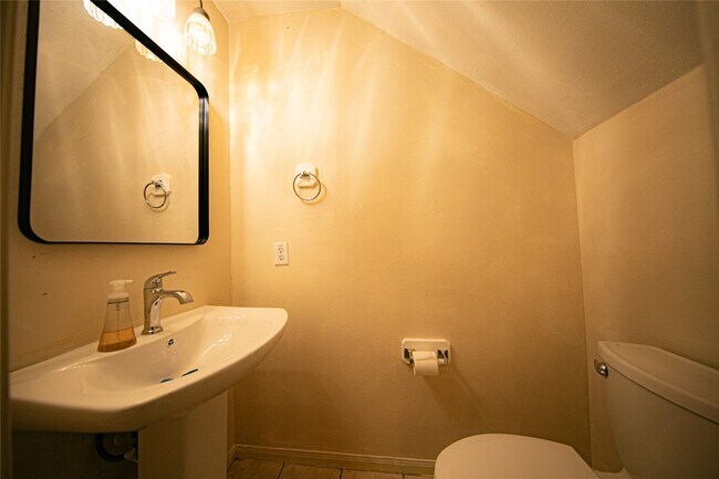 Building Photo - 2911 Quail Hawk Dr