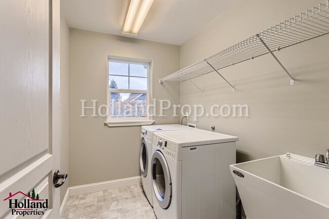 Building Photo - Bright & Spacious 3-Bedroom Hillsboro Home Backing to Green Space!