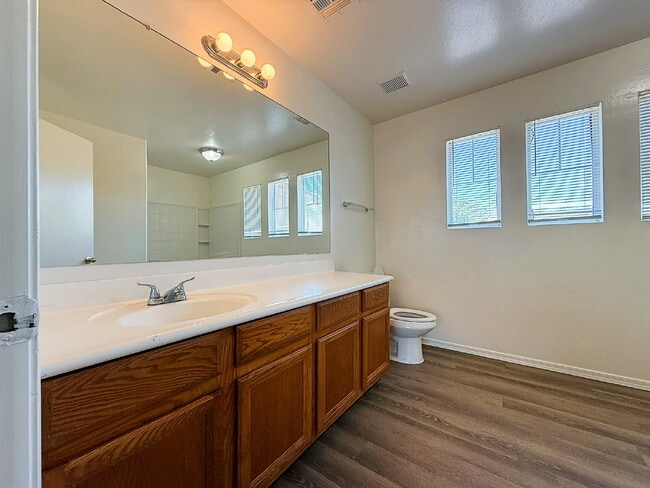 Building Photo - Freshly Updated 3-Bed, 2.5-Bath Home with ...