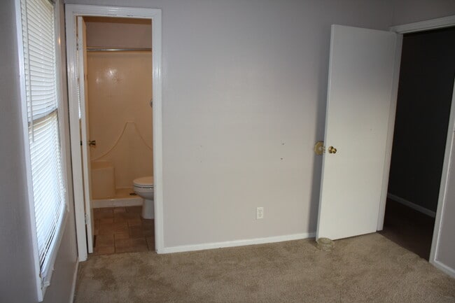 Building Photo - 1806 W 40th St