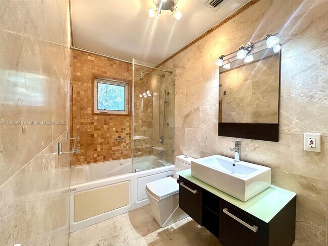 Building Photo - 1543 Dorado Ave