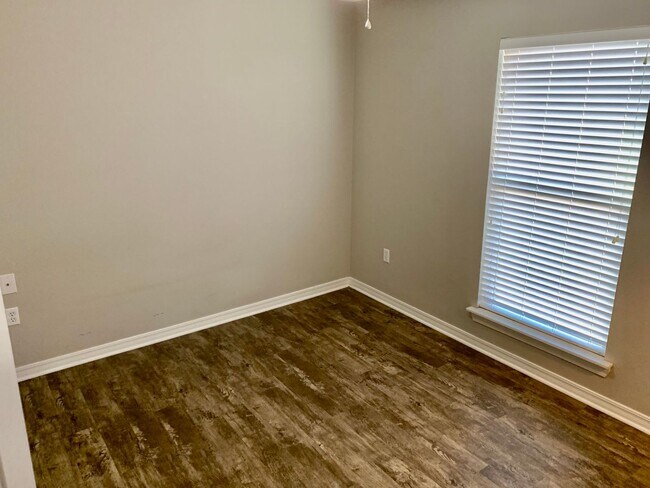 Building Photo - 2 Bedroom 2 Bath Duplex.