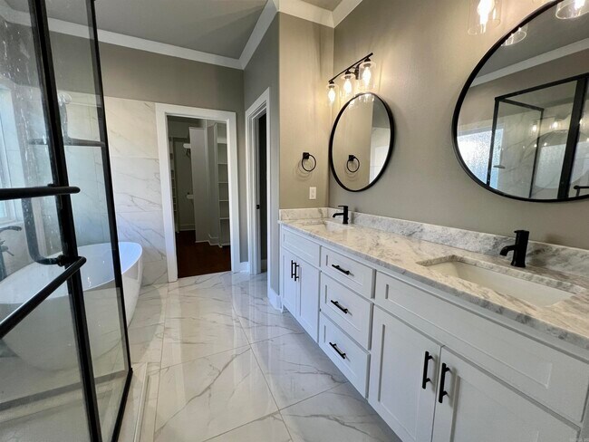 Building Photo - 9741 Meadow Creek Dr