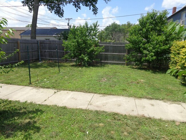 Building Photo - Charming Bungalow Near Downtown