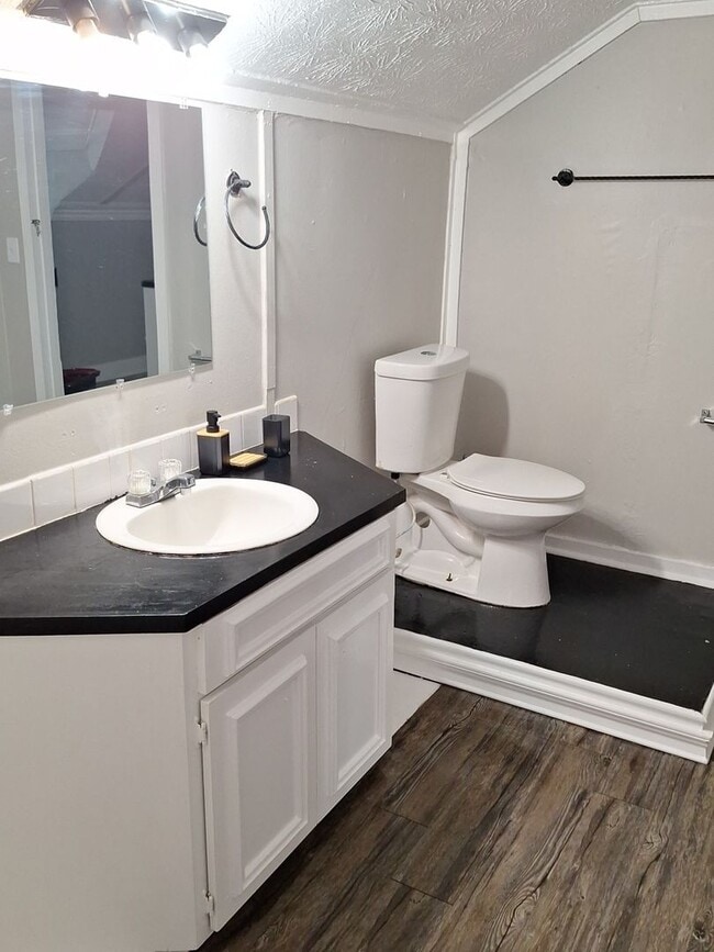 Building Photo - 1BR/1BA ready to rent 2 blocks from Lakebottom