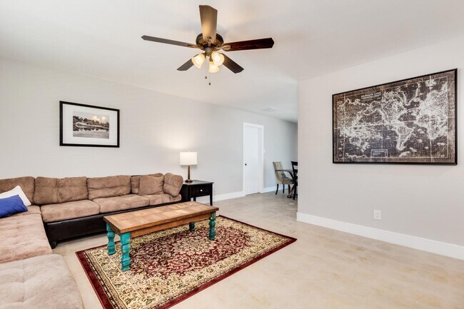 Building Photo - 16 W Geneva Dr