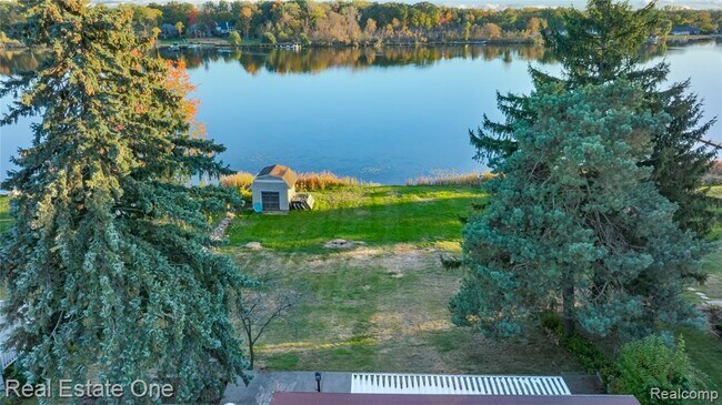 Building Photo - 2739 Lakeridge Ave