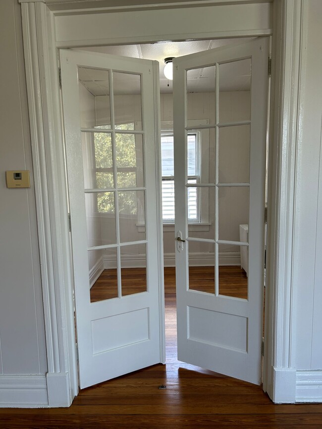 Primary Photo - 1 Bedroom, 1 Bathroom with Den on Union St...