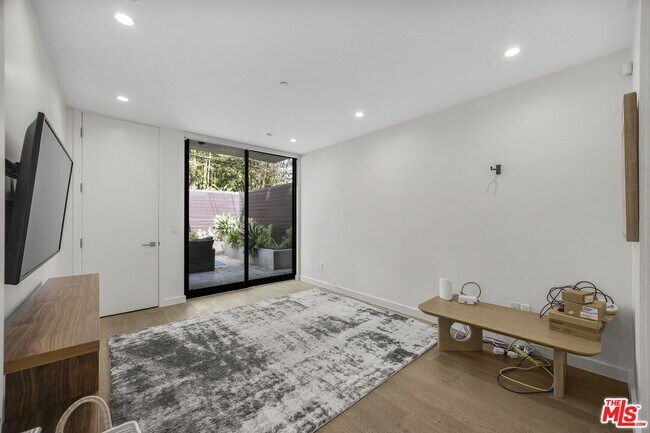 Building Photo - 141 Hollister Ave