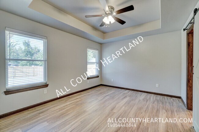 Building Photo - 211 E Forster Ln