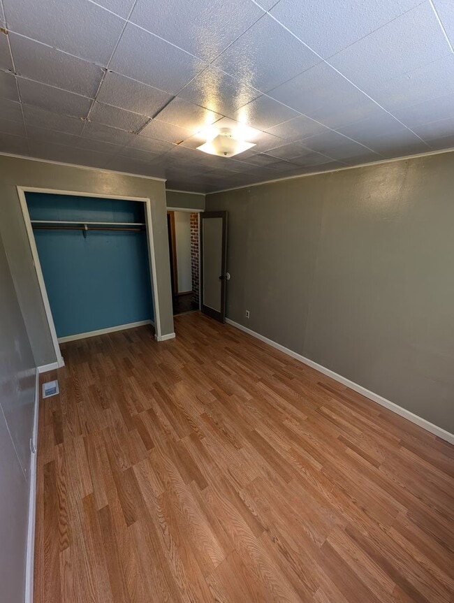 Building Photo - A Quarky Bremerton Original! Tons of Space...