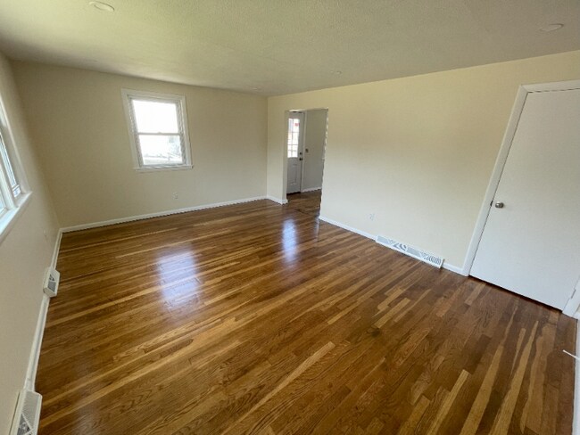 Building Photo - 16 Totman Dr