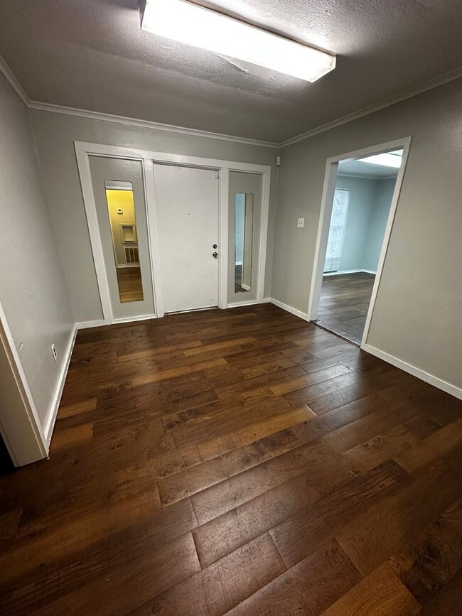 Building Photo - Southern Hills Cozy 2-Bedroom Rental with ...