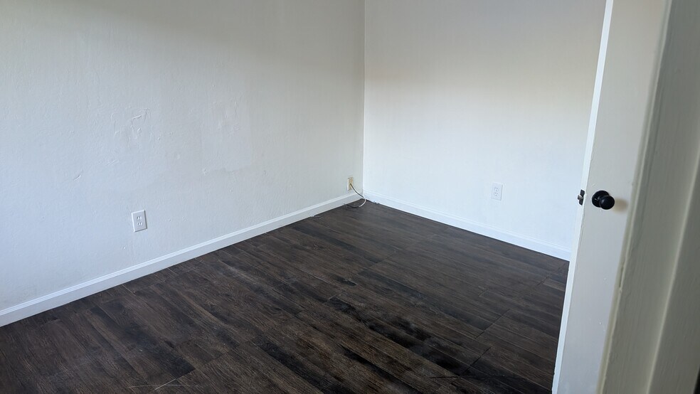Building Photo - 2601 Hampton Ln