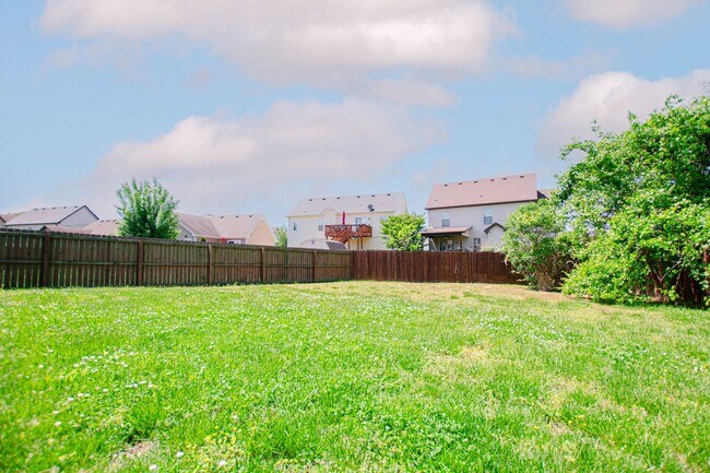 Building Photo - Pet Friendly Three Bedroom!