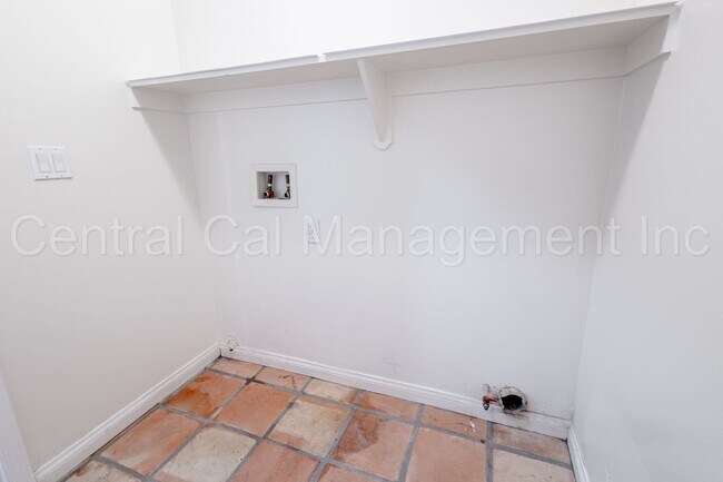 Building Photo - 3 Bedroom/2 Bath Home with Solar in the De...