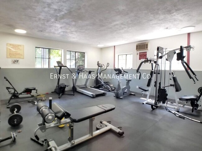 Building Photo - 730 W 4th St