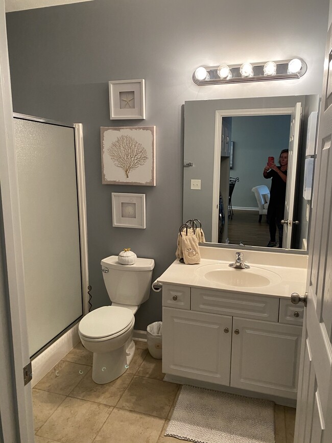 Guest bath - 601 Hillside Dr N