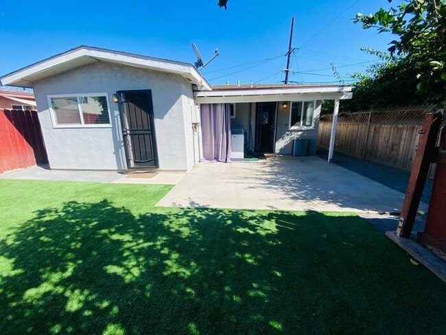 Building Photo - Lovely remodeled 3 bed 1 bath in Pacific Beach ! Minutes from Mission Bay and the beach!