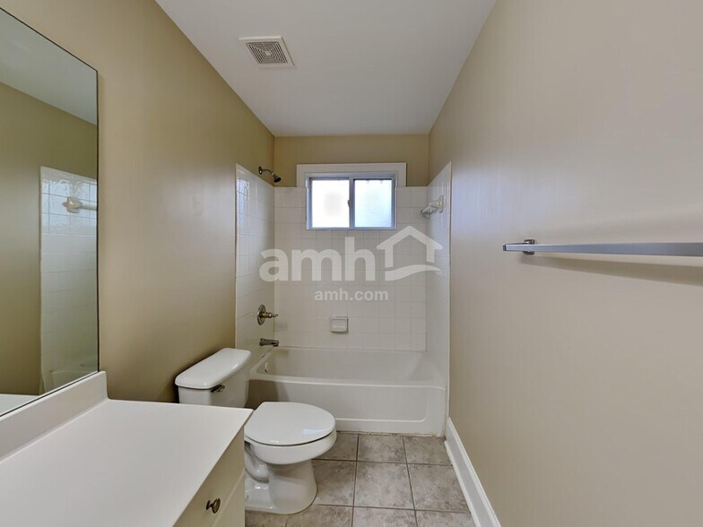 Building Photo - 402 Grandiflora Dr