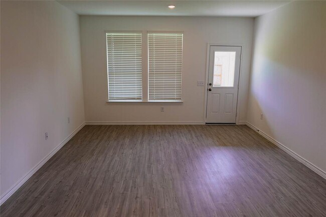 Building Photo - 15126 Cyn Rpds Rd