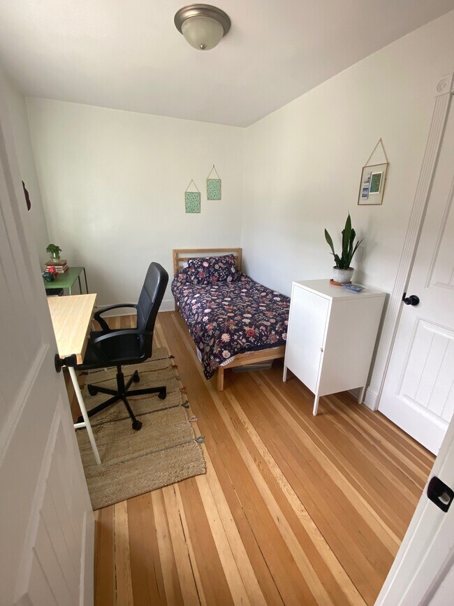 Building Photo - 481 Warwick St