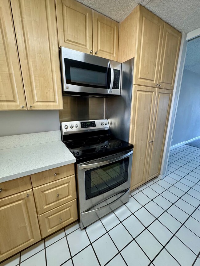Building Photo - 2/2/1 Beautifully Upgraded unit located at...