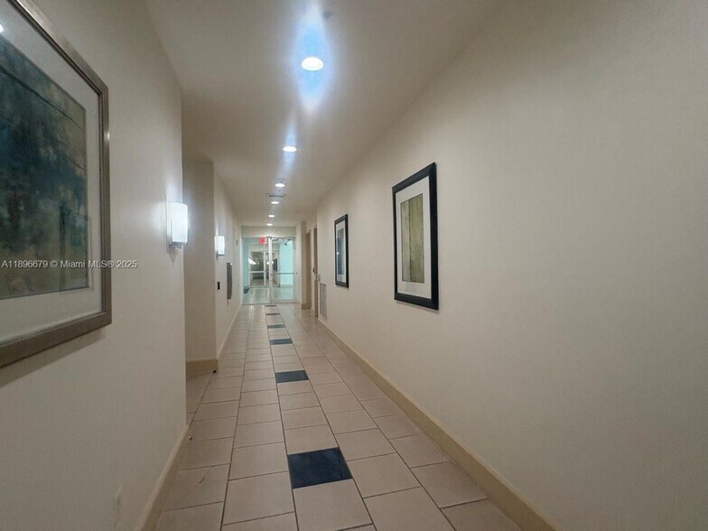 Building Photo - 2000 N Bayshore Dr