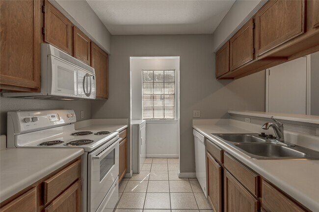 Building Photo - 2402 Sycamore Ave