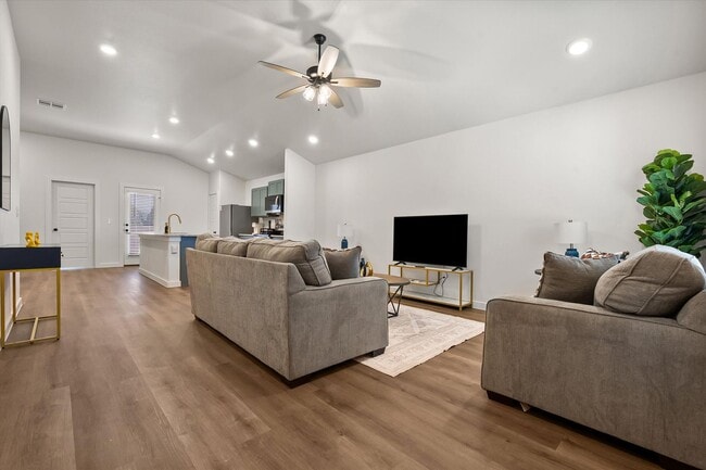 Building Photo - Now Pre-Leasing and a 55' TV -New 3/2/2 in Willowbend